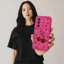 Silikónový kryt s pútkom na zápästie Samsung Galaxy A37 Odolný Motív čerešní s nápisom Cherry Tmavo ružový Ochrana fotoaparátu Obal na mobil 2