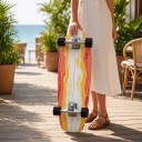 Skateboard cruiser S con decoración naranja y amarilla Longitud 76,8 cm Camiones plateados Ruedas blancas con negras Para andar por la ciudad 6
