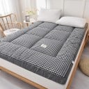 Skládacia matrace s károvaným dizajnom na nadrozmerné dvojlôžko 200x220x10 cm pre pohodlné spanie v spálni, na chate alebo pri cestovaní 3