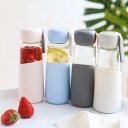 Sklenená cestovná fľaša na vodu 400 ml Silikónový obal pre pohodlný úchop Uzáver s poutkom Rozmery 19,8 x 7 cm Na vodu s ovocím 8