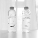 Skleněná cestovní lahev na pití s textilním obalem se stahovací šňůrkou Motiv oceánu Šroubovací víčko Objem 1000 ml Rozměry 25,8 x 8,5 cm 3