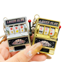 Sleutelhanger met een draaiende gokmachine 7 x 3 cm Kunststof sleutelhanger met een Pokemon-motief Sleutelspeelgoed Gadget voor kinderen en volwassenen 1