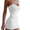 Sommerkjole med stropper og skulderrem. Bodycon-kjole over knæet. Elegant sommeroutfit til hverdag og fest. 2