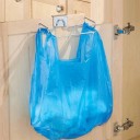 Soporte colgante para bolsas de basura 23,5 x 15 x 3,5 cm Para puertas de armario Organizador práctico de basura 2 Soporte colgante para bolsas de basura 23,5 x 15 x 3,5 cm Para puertas de armario Organizador práctico de basura 2