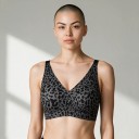 Sort sømløs bh uden bøjler med leopardmønster på grå baggrund med V-udskæring og brede stropper til hverdag 3