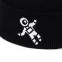 Sort vinterhue med astronaut 4