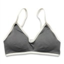 Soutien-gorge de sport pour femmes avec décolleté en V et bordure contrastante avec des bretelles fines et un tricot légèrement côtelé 7
