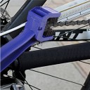 Spazzola per la pulizia della catena di motociclette e biciclette Testa a forma di U e spazzola piatta per pignoni Manico sagomato Plastica blu 2