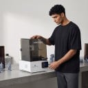 Stampante 3D a resina 223 x 126 x 230 mm Stampa LCD con tecnologia Wave Release Vite a sfera Schermo touch Copertura ribaltabile Bianca 4