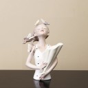 Statue af en kvinde med en vase 30 cm 5