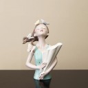 Statue af en kvinde med en vase 30 cm 6