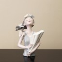Statue af en kvinde med en vase 30 cm 7