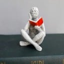 Statuetta lettrice 7 x 5 x 4,5 cm Piccola figura decorativa di donna che legge un libro 2