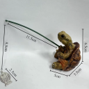 Statuie din rășină reprezentând o broască țestoasă pescară 12 x 10 cm Decorațiune de grădină în formă de broască țestoasă cu undiță Figurină pictată manual Broască țestoasă pe pește din rășină 2