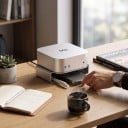 Stojan pro Mac mini M4 a M4 Pro s odvodem tepla protiskluzový držák se zvýšenou podložkou a ventilačním otvorem stříbrný na stůl 7