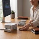 Stojan pro Mac mini M4 a M4 Pro s odvodem tepla protiskluzový držák se zvýšenou podložkou a ventilačním otvorem stříbrný na stůl 8