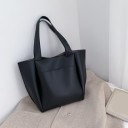 Stor dameshoppingtaske i kunstlæder 43 x 31 x 13 cm Ydre frontlomme Bredte hanke Mat overflade Enkel design 2