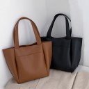 Stor dameshoppingtaske i kunstlæder 43 x 31 x 13 cm Ydre frontlomme Bredte hanke Mat overflade Enkel design 5