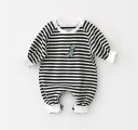 Stribet babyheldragt med dinosaur T2739 3