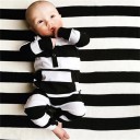 Stribet babyjumpsuit - Sort og hvid 2