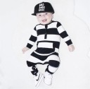 Stribet babyjumpsuit - Sort og hvid 3