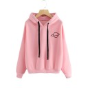 Sudadera con capucha para mujer y pequeño estampado de un planeta en el pecho Cuerdas ajustables Hombros caídos Manga larga Puños 2