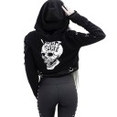 Sudadera corta de mujer con capucha Negra Impresión blanca de calavera con texto Dobladillo y puños de malla Anillos metálicos en las mangas 2