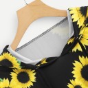 Sudadera corta para mujer con capucha y estampado de girasoles. Cordones ajustables. Mangas largas con puños. Poliéster. Negra con flores 2