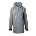 Sudadera larga para mujer con cuello alto y cordones. Bolsillos frontales con ribete a rayas. Puños a rayas. Longitud sobre las caderas 5