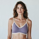 Sujetador deportivo para mujer con escote en V y ribete contrastante con tirantes delgados y tejido suavemente acanalado para yoga 6