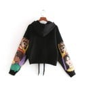 Sweat à capuche court pour femme Noir avec impression colorée de portraits féminins dans un style de bande dessinée sur le devant et les manches 3