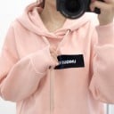 Sweat à capuche pour femmes avec impression sur la poitrine Poche kangourou Cordon de serrage Poignets et ourlet côtelés Coupe ample Polyester 4