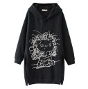 Sweat long pour femme avec broderie d'une fille dessinée Capuche avec cordons Poches latérales et fentes Manches raglan avec bords en côtes 1