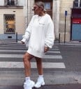 Sweat-shirt oversize blanc pour femmes sans capuche coupe ample prolongée col rond inscription en écriture manuscrite sur la poitrine coton 2