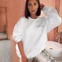 Sweat-shirt oversize blanc pour femmes sans capuche coupe ample prolongée col rond inscription en écriture manuscrite sur la poitrine coton 4