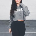 Sweatshirt curta feminina com capuz e nápis Squat branco Crop corte acima da cintura Mangas longas Cordões ajustáveis Algodão elástico 2