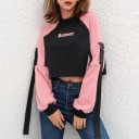Sweatshirt curta feminina com decote redondo Corpo preto e mangas raglã rosa Fechos decorativos e alças penduradas Poliéster, algodão e spandex 4