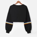 Sweatshirt curta feminina com riscas coloridas nas mangas Corte crop preto Decote redondo Mangas balão com punhos canelados Poliéster 3