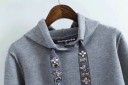 Sweatshirt feminina com capuz e largas fitas decoradas com brilhantes. Sweatshirt de malha de poliéster com mangas longas e acabamentos 6