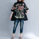Sweatshirt feminina oversized com gola alta Preta com grande estampa floral Mangas largas até ao cotovelo Bolsos laterais Aberturas nas laterais 6