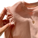Sweatshirt infantil com coração no peito Algodão e poliéster Manga longa com franzido nos ombros Top de cor sólida com decote redondo Para meninas Primavera e outono 3