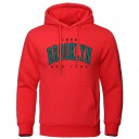 Sweatshirt masculina com capuz e bolsos Sweatshirt desportiva de uma só cor com a discreta inscrição Brooklyn no peito Material de poliéster confortável 3