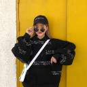 Sweatshirt oversized feminina com capuz Inscrição manuscrita em linhas Bolso canguru Ombros caídos Punhos canelados Algodão e poliéster 5