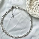 Szary naszyjnik z nieregularnych błyszczących koralików, zróżnicowana tekstura, delikatny blask i regulowany łańcuszek z przedłużeniem 2
