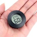 Színes digitális hőmérő és higrométer, 45 mm átmérő, LCD kijelző elemmel, kompakt kialakítás dobozba helyezés céljából, pontosság 1