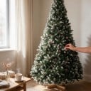 Sztuczna choinka śnieżona z sztucznymi szyszkami składana wysokość 240 cm drewniana podstawa 40 cm zielona i biała dekoracja do mieszkania 4