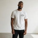 T-shirt blanc à manches courtes avec impression de motard de chat portant un casque jaune avec des clés croisées dans le dos et un texte 2