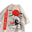 T-shirt de manga curta com estampado de carro desportivo em estilo japonês com sol vermelho e montanhas nas costas e no peito 20