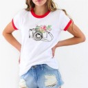 T-shirt feminina com estampagem de câmara 1
