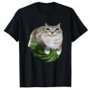 T-shirt med et print af en kat, der ligger på en vandmelon. Sjovt dyremotiv i 3D-realistisk design. Afslappet stil. Original gave 1